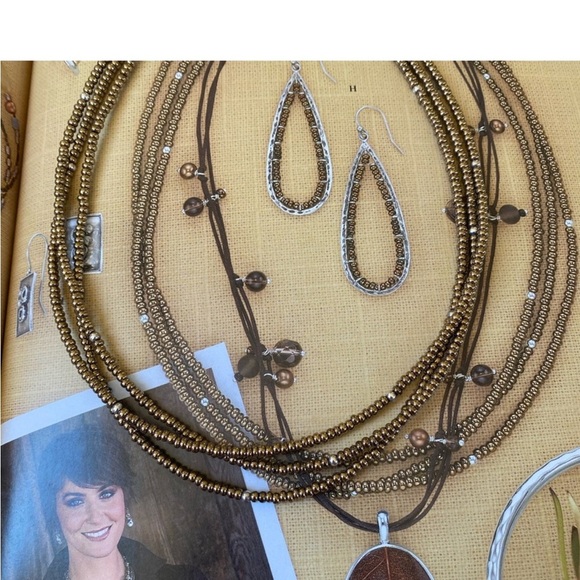 Silpada Triple-Strand Bronze Metallic
Necklace 18” long With 2” extender N1591 - Picture 5 of 7